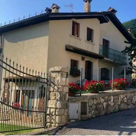 Villa A Due Passi Dai Lupi Civitella Alfedena Exterior foto