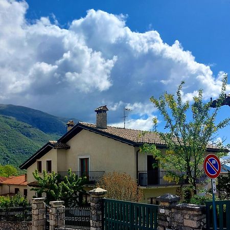 Villa A Due Passi Dai Lupi Civitella Alfedena Exterior foto